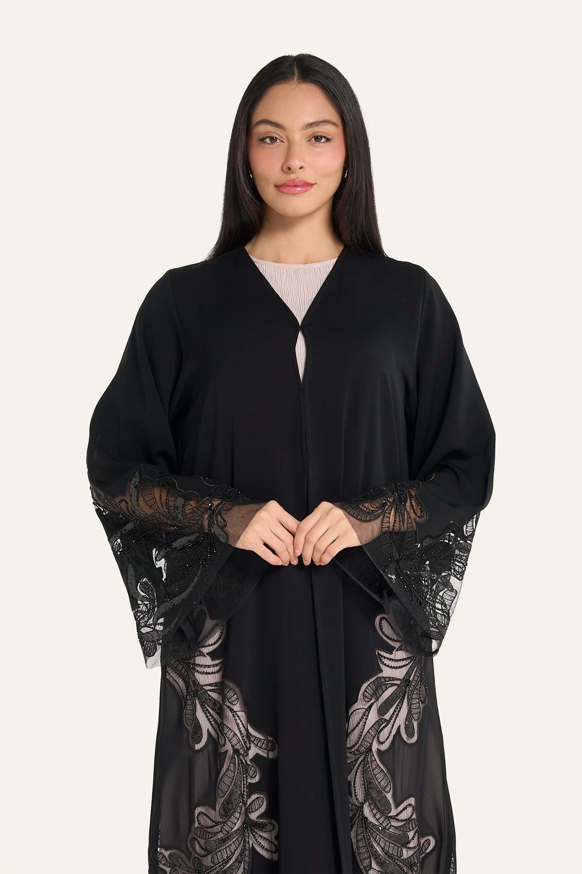 عباية لوزان سوداء | تطريز تجريدي مع لمسات كريستالية