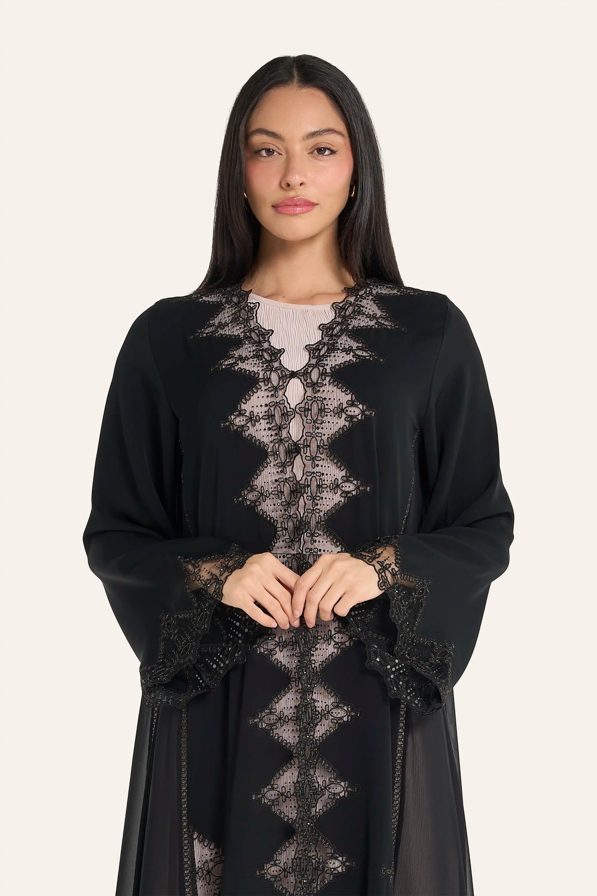 عباية لوزان سوداء | تطريز هندسي بالكمبيوتر وتزيين بالكريستال