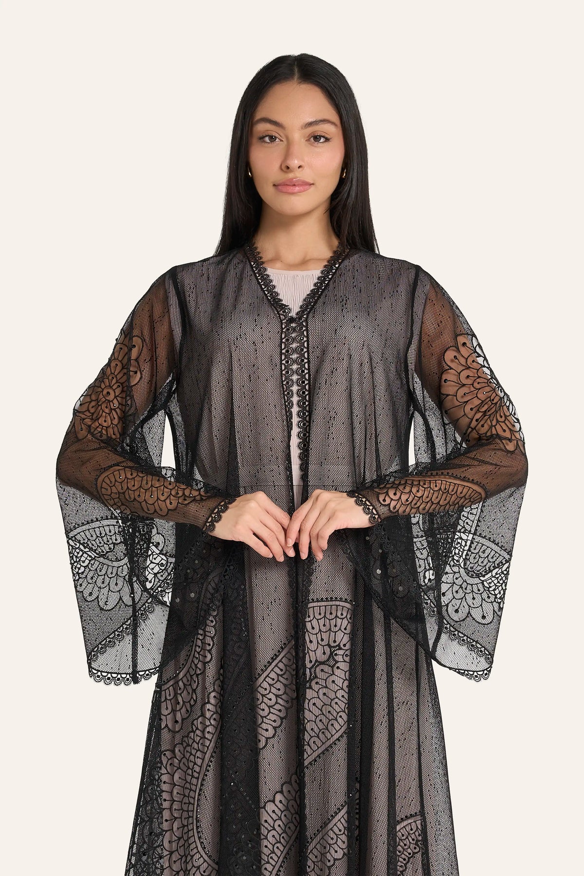 عباية زفاف من التول الأسود من لوزان | تطريز هندسي وكريستالات