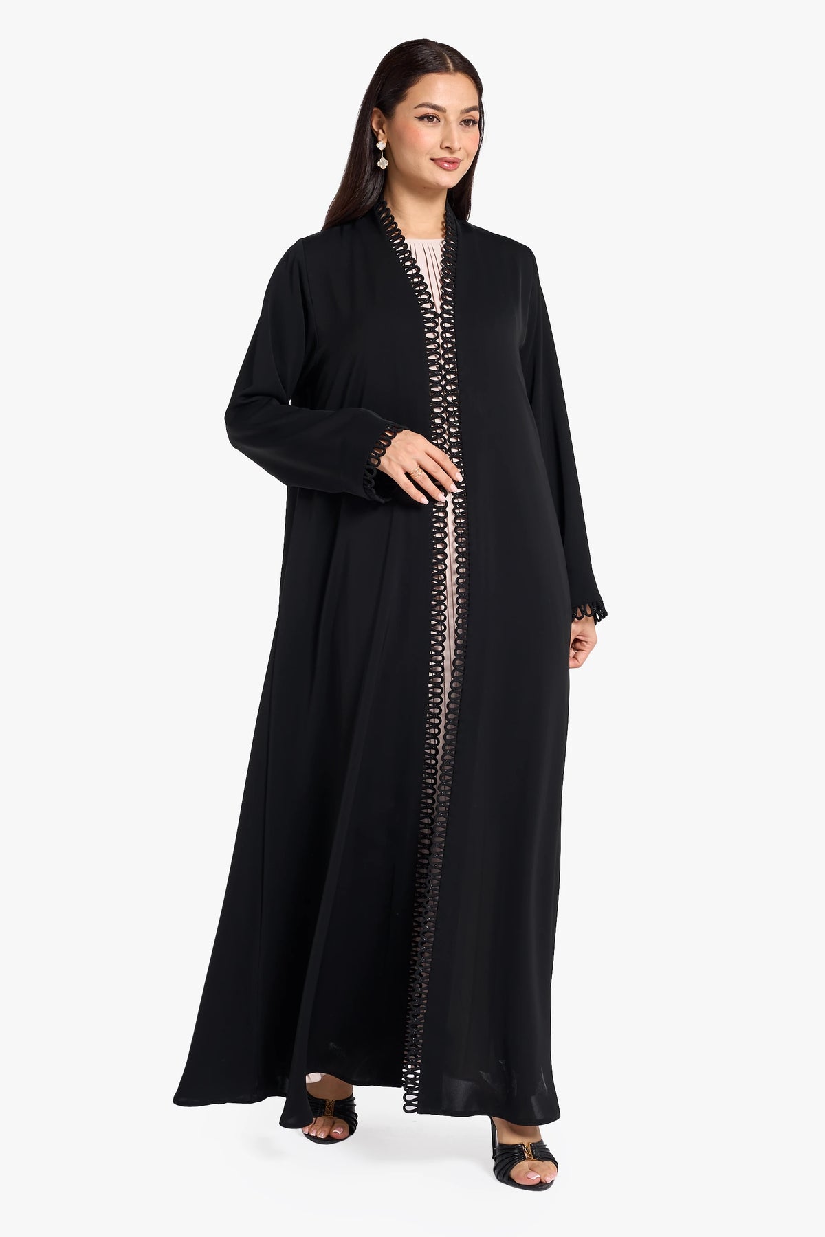 عباية لوزان مصنوعة من قماش النيدا مع تصميم حلقة دوري من نفس القماش