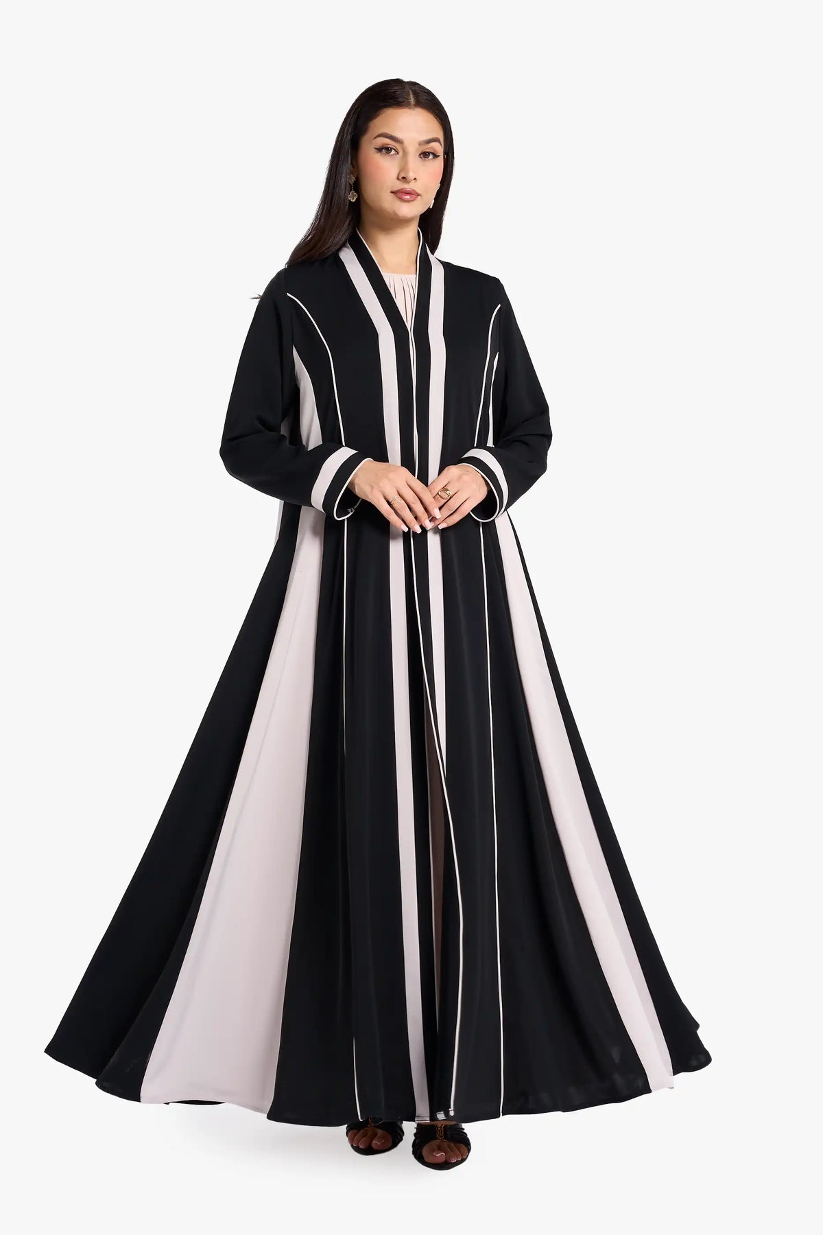 عباية لوزان، مصنوعة بأناقة من قماش النيدا الناعم مع ألواح متباينة وتفاصيل أنابيب دقيقة