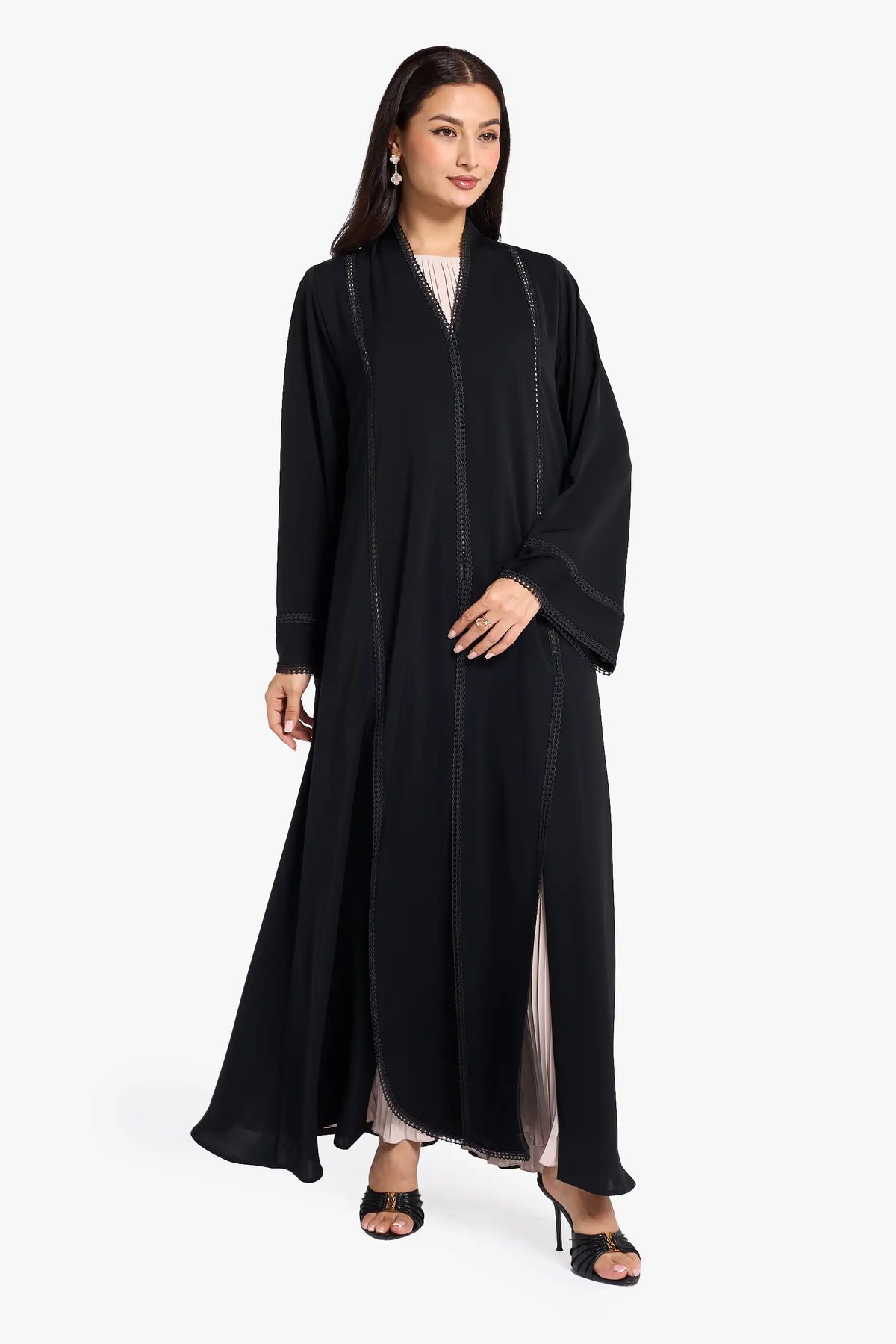 عباية لوزان مصنوعة من قماش النيدا مع دانتيل رقيق