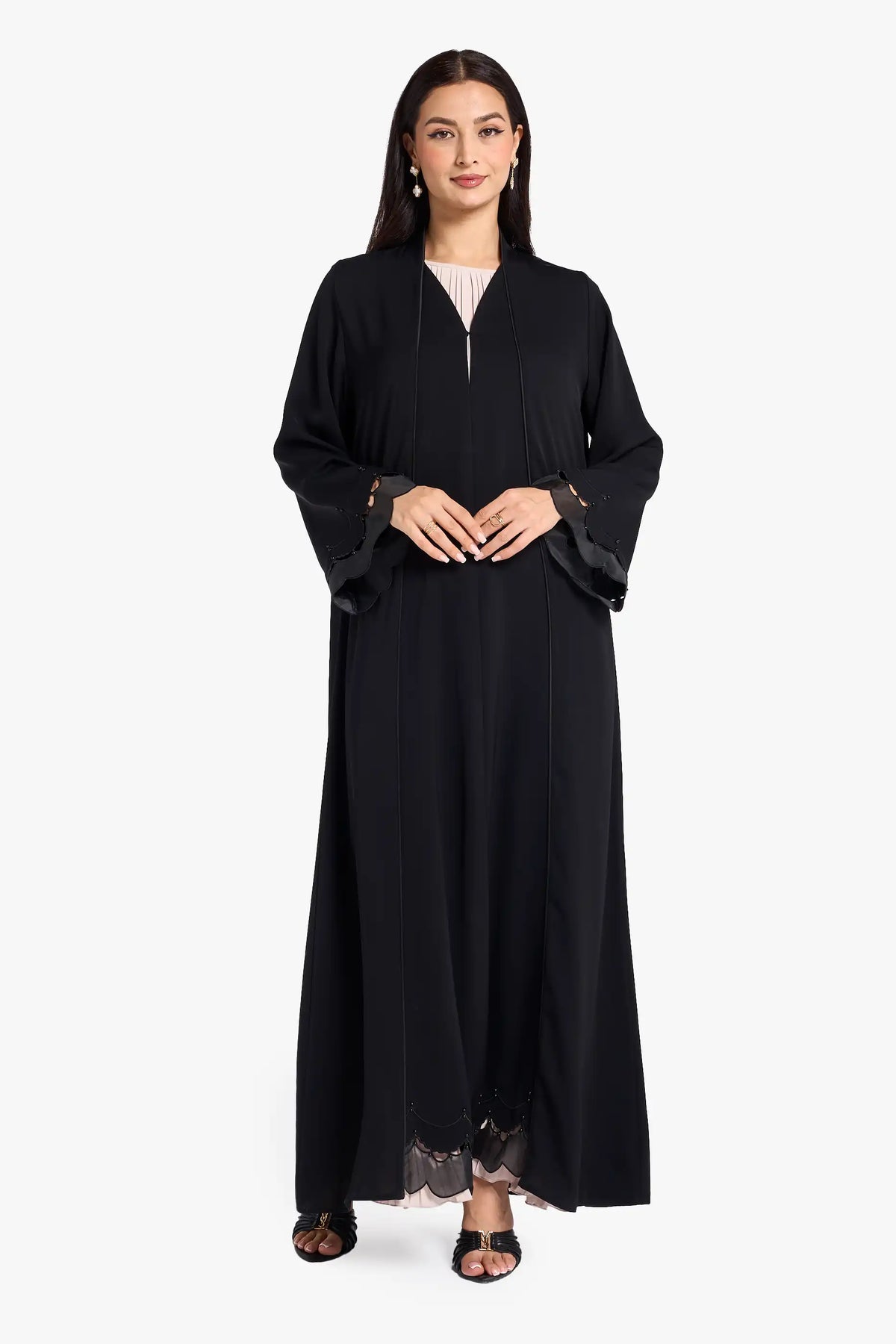 عباية لوزان مصنوعة من قماش النيدا والأورجانزا مع طبقات من الأورجانزا المزخرفة