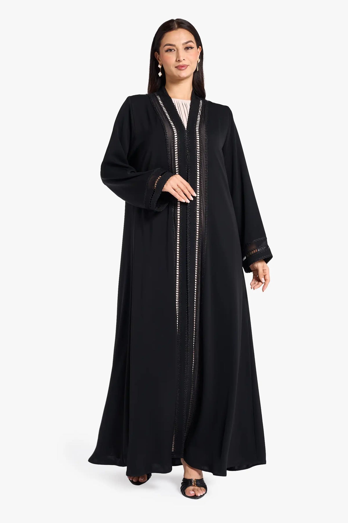 عباية لوزان مصنوعة من قماش النيدا مع لوحة من الشيفون لخلق تأثير متعدد الطبقات