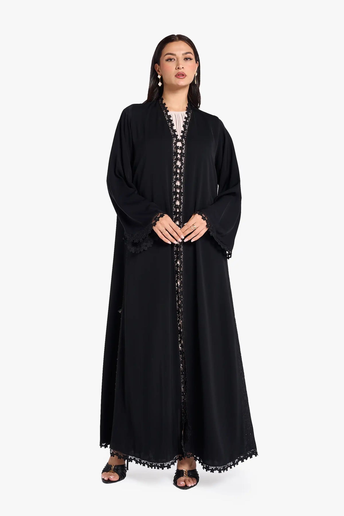 عباية لوزان مصنوعة من قماش النيدا بتصميم زهور مقطوعة بالليزر