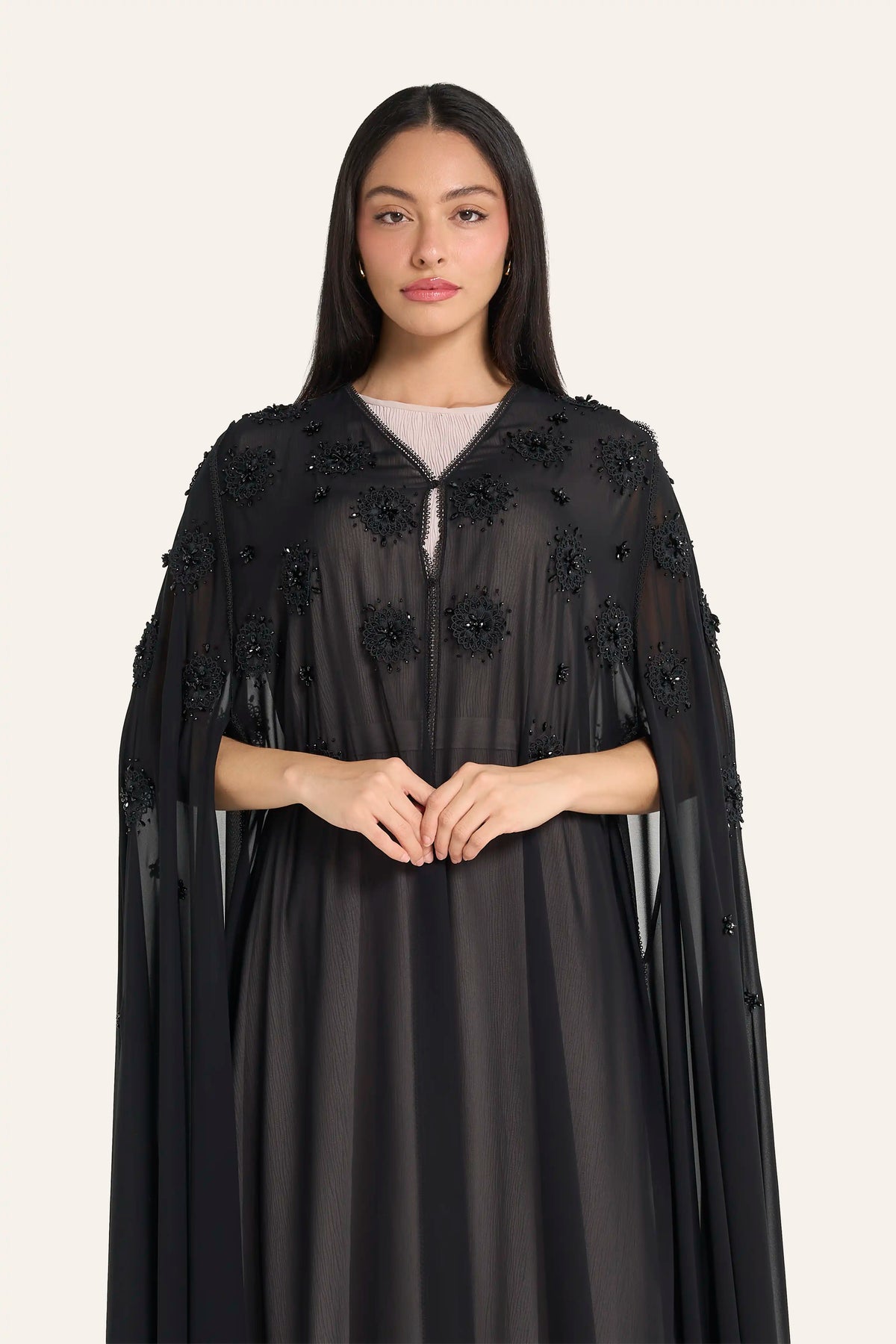 عباية زفاف من الشيفون الأسود من لوزان | دانتيل ثلاثي الأبعاد مزين بالزهور والكريستال