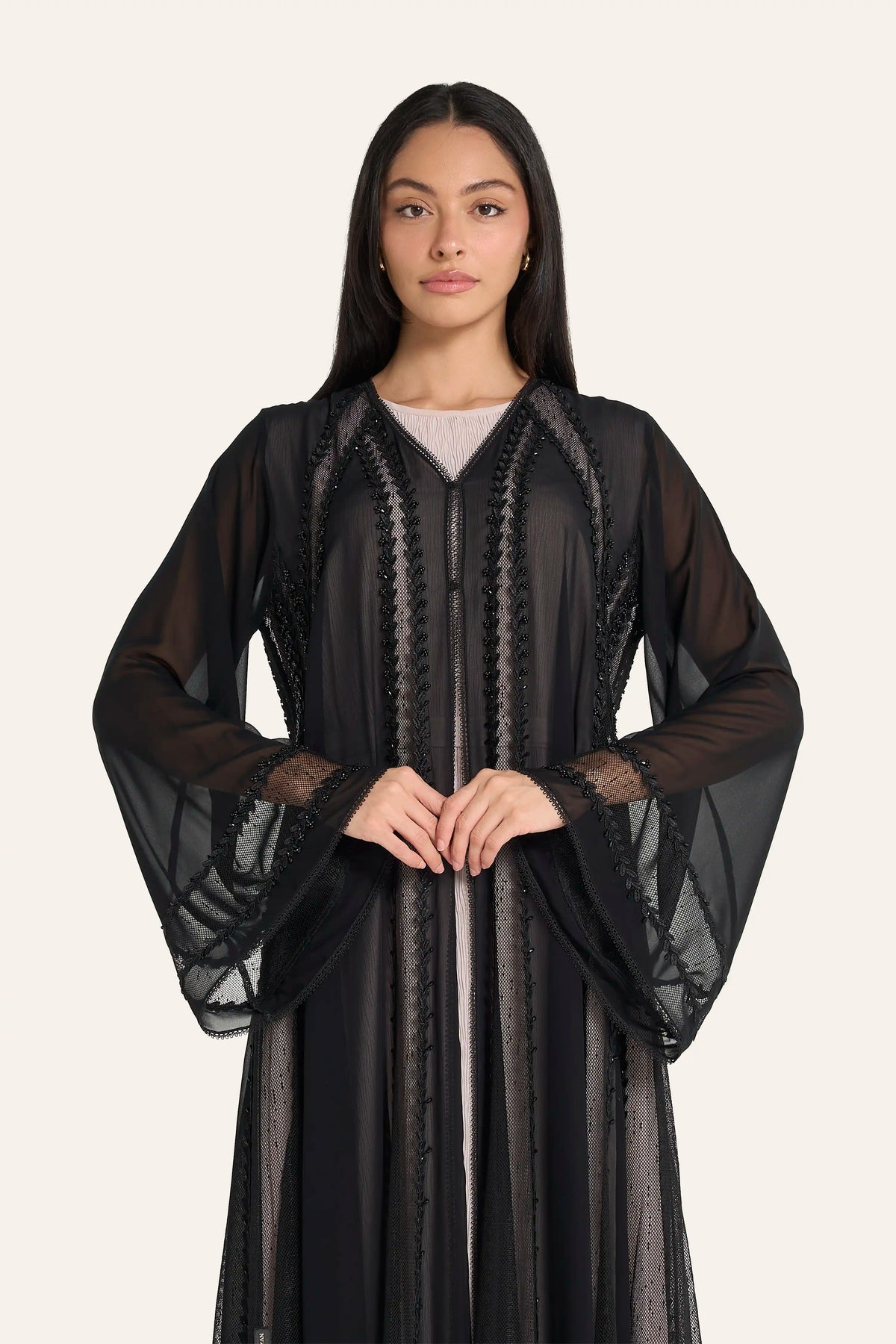 عباية زفاف من الشيفون الأسود من لوزان | تطريز ثلاثي الأبعاد على شكل أوراق شجر وزهور وكريستال