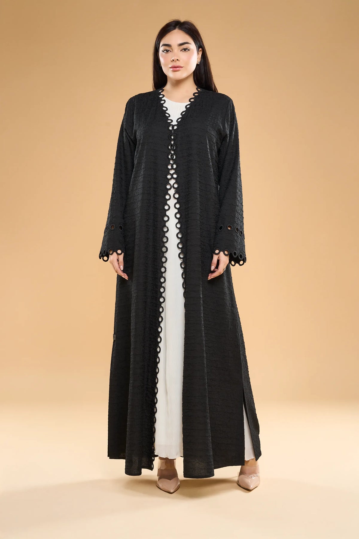 عباية أوشا ذات تفاصيل مميزة بنقشة مميزة